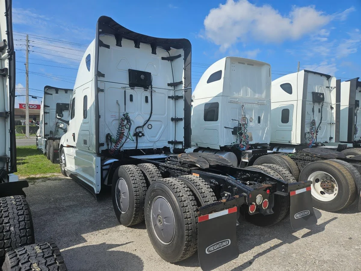 2023 Freightliner Cascadia in Orlando, FL — photo 6