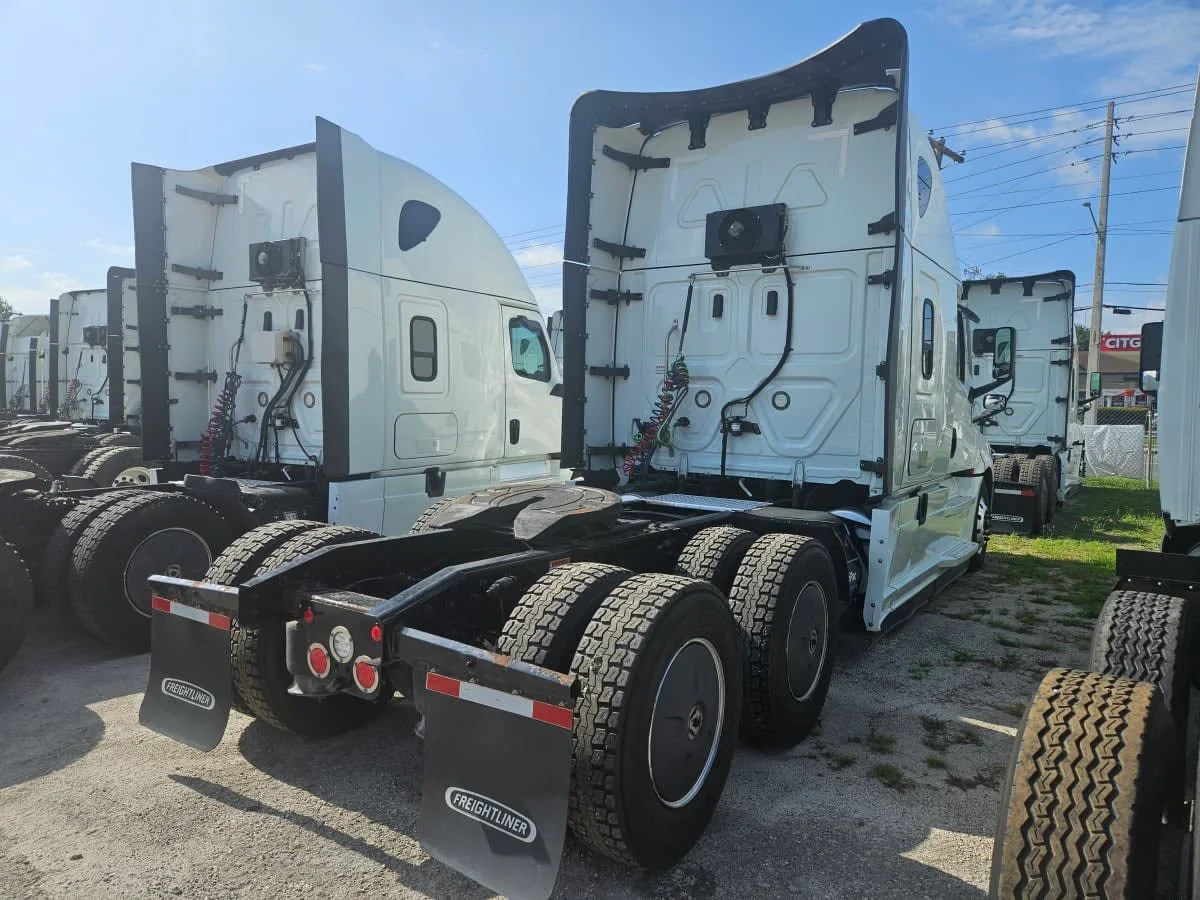 2023 Freightliner Cascadia in Orlando, FL — photo 4