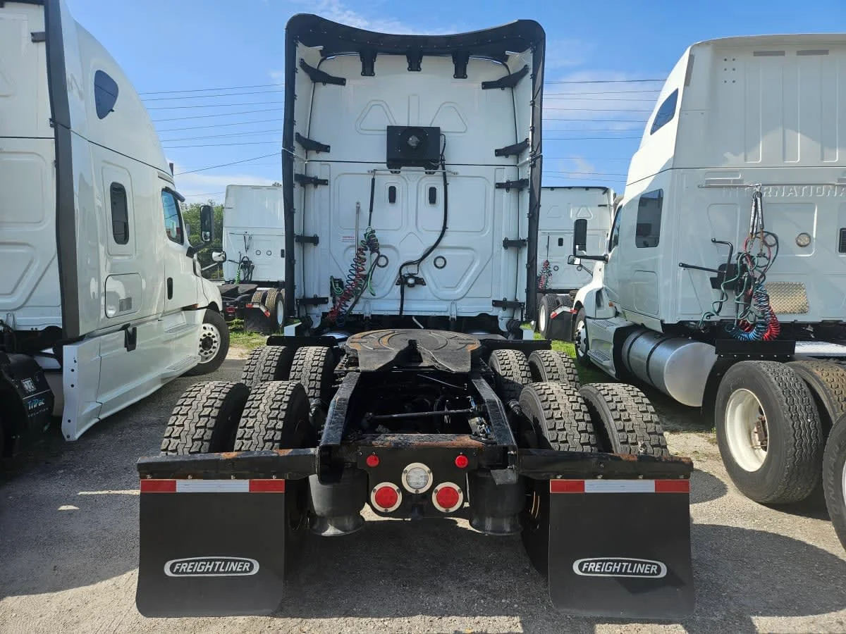 2023 Freightliner Cascadia in Orlando, FL — photo 5