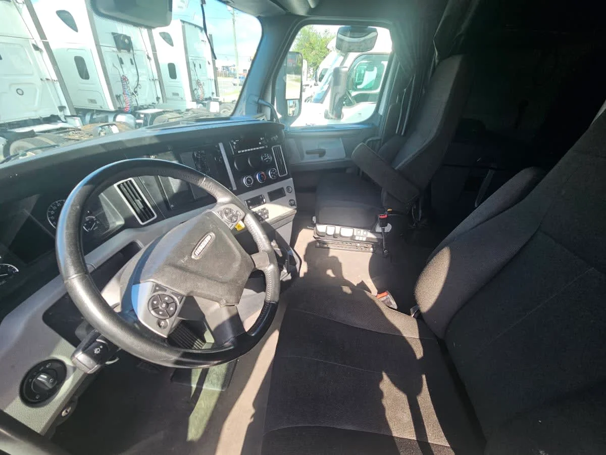 2023 Freightliner Cascadia in Orlando, FL — photo 7