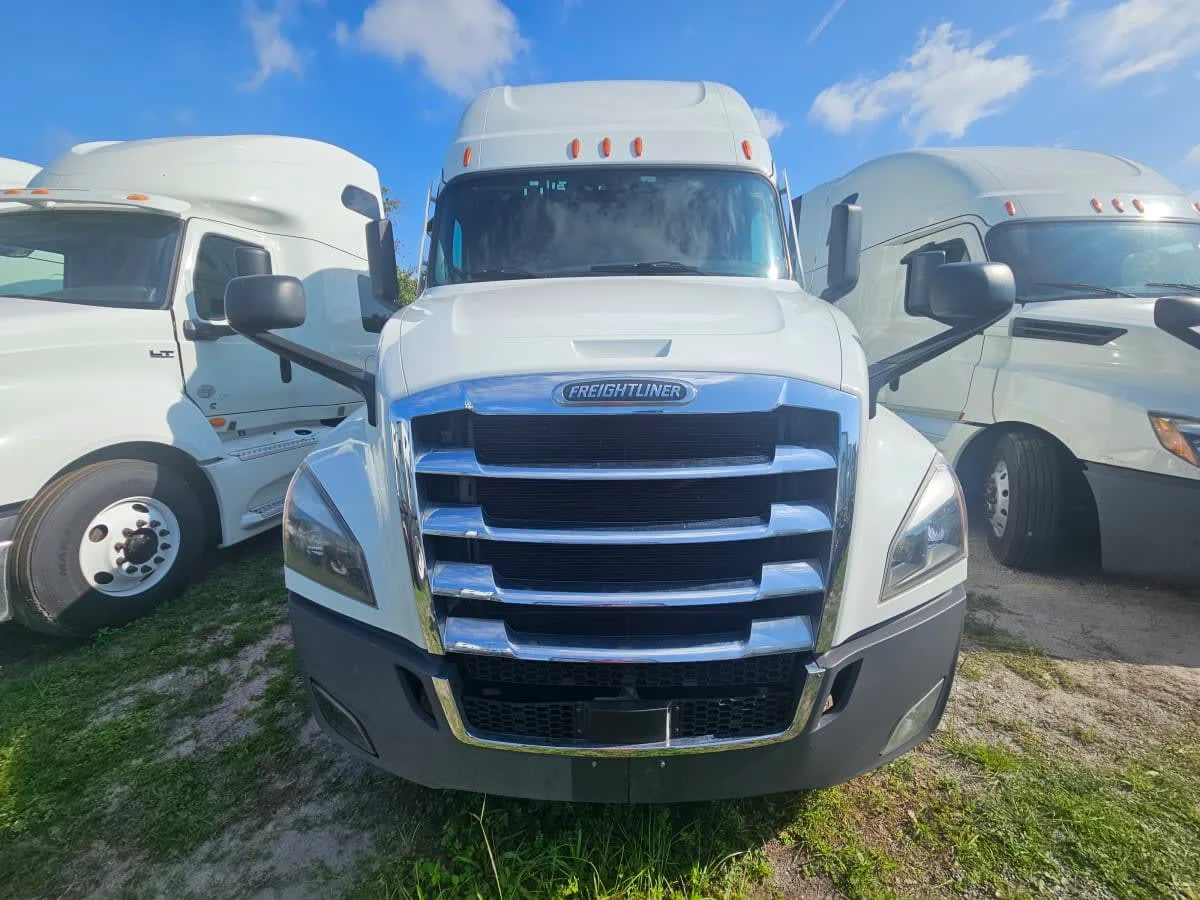 2023 Freightliner Cascadia in Orlando, FL — photo 2