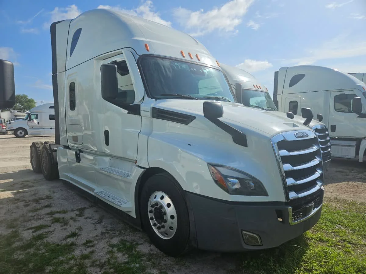 2023 Freightliner Cascadia in Orlando, FL — photo 3
