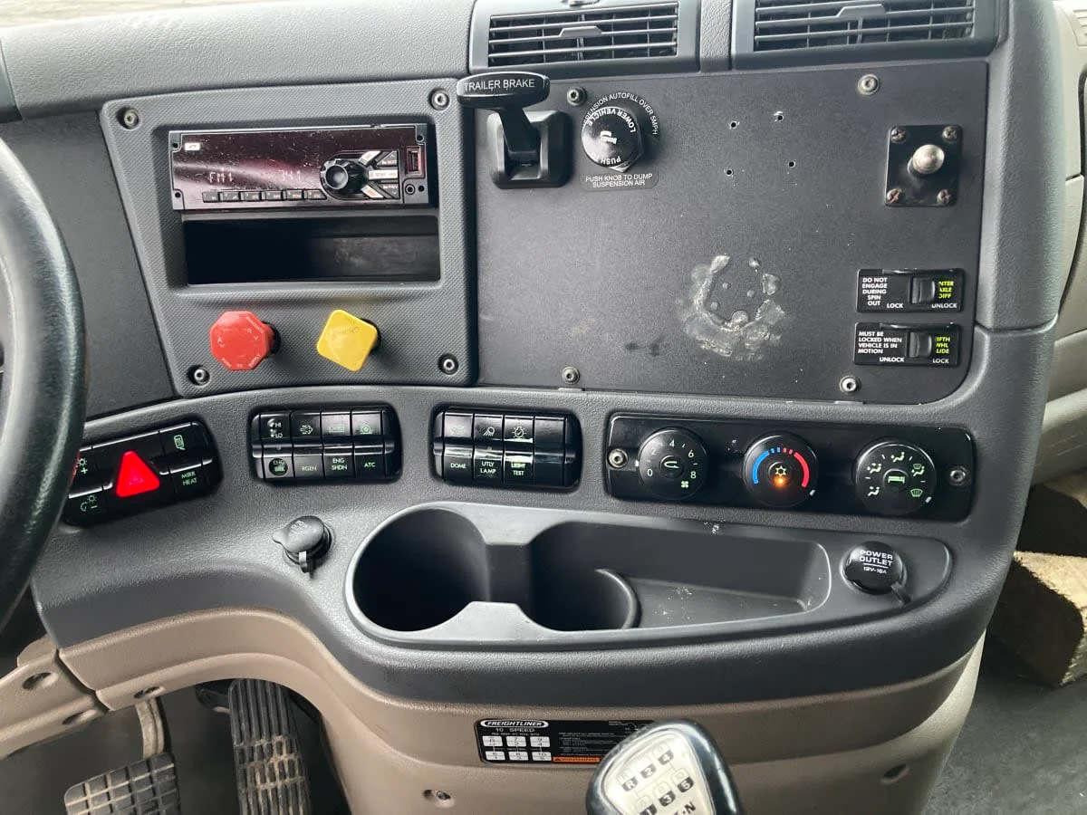 2020 Freightliner Cascadia in Springfield, MA — photo 12