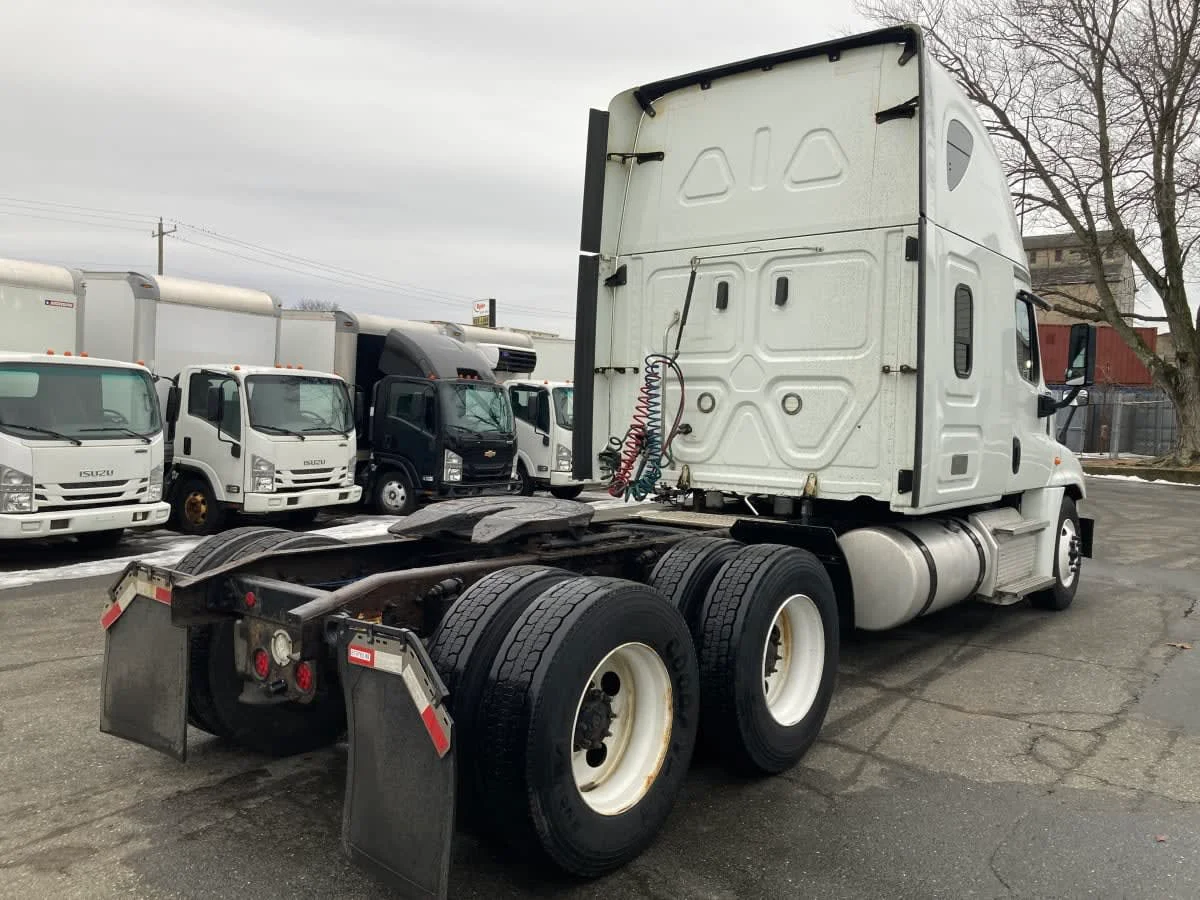 2020 Freightliner Cascadia - image 4
