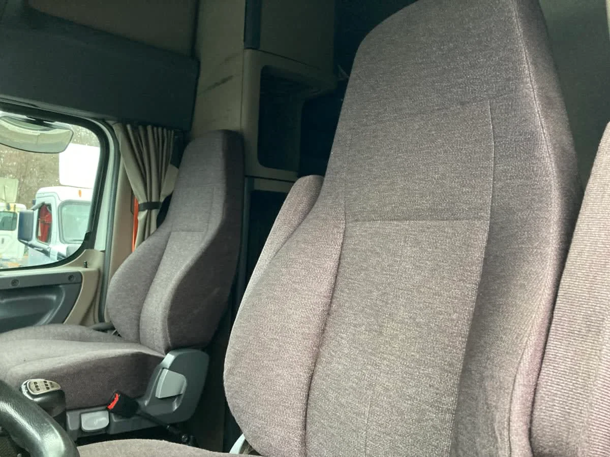 2020 Freightliner Cascadia - image 11