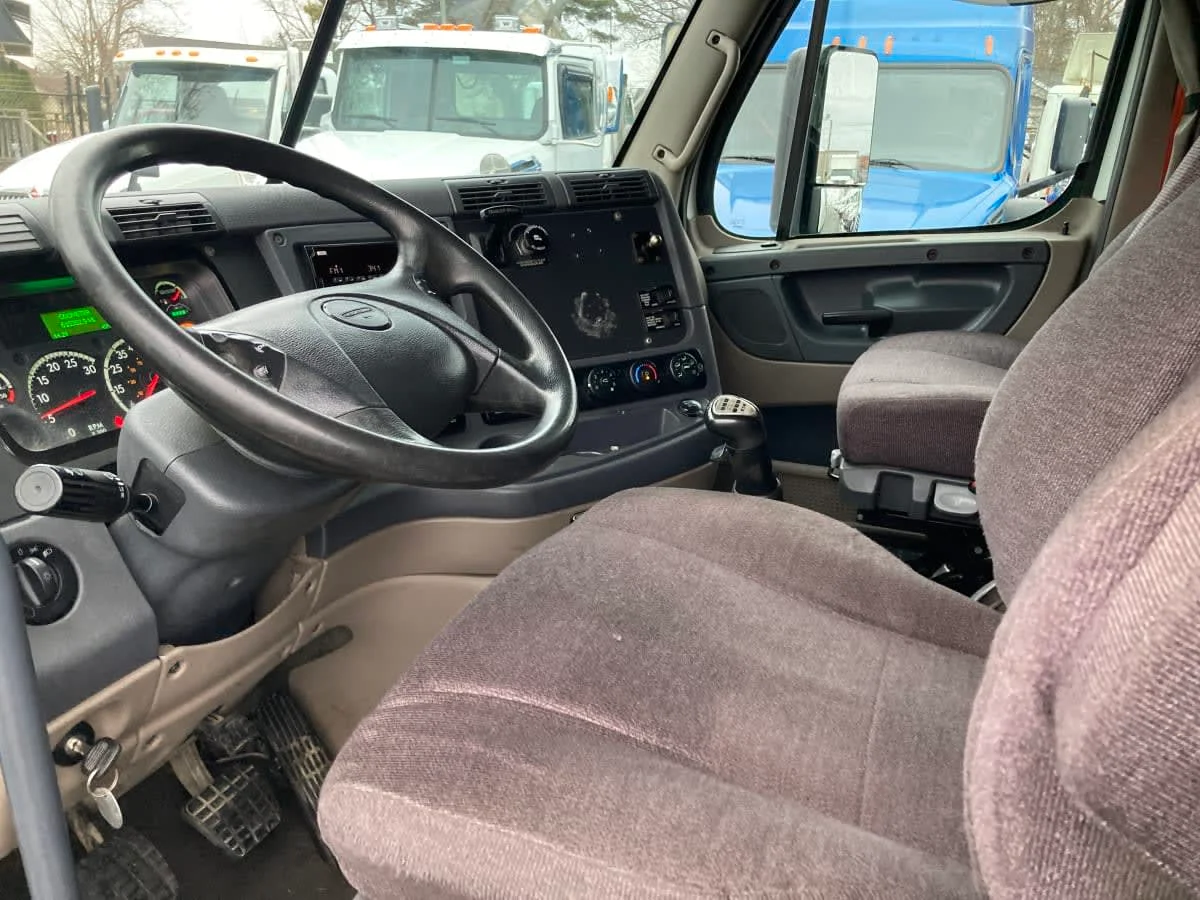 2020 Freightliner Cascadia - image 10