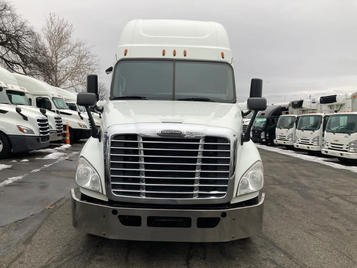 2020 Freightliner Cascadia - image 2