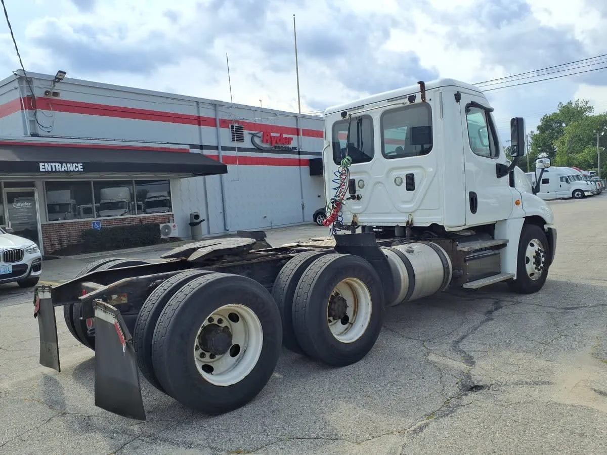 2017 Freightliner Cascadia - image 4