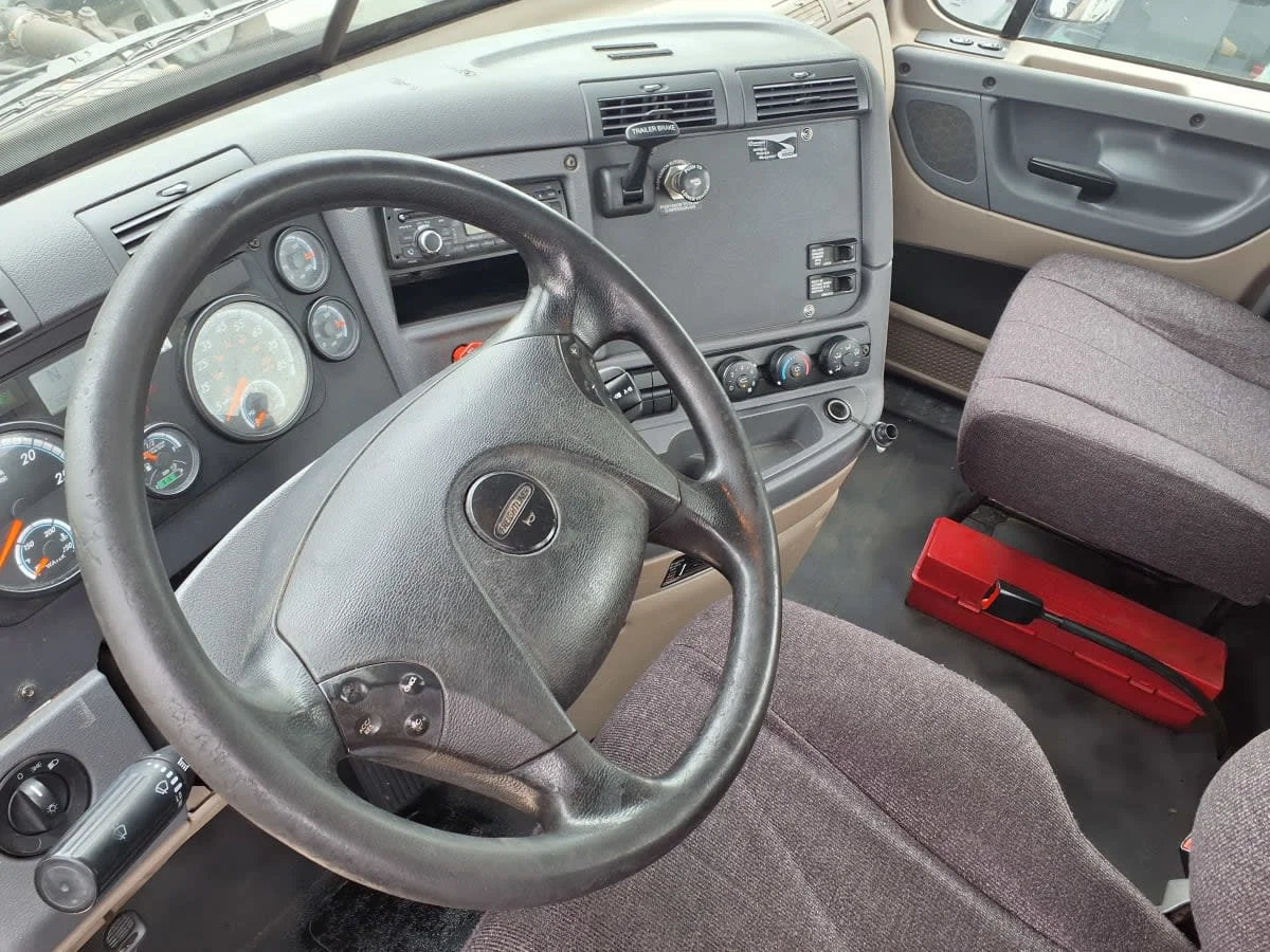 2017 Freightliner Cascadia - image 7