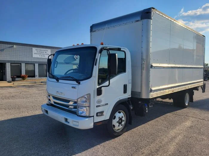 2020 Isuzu NPR — photo 2