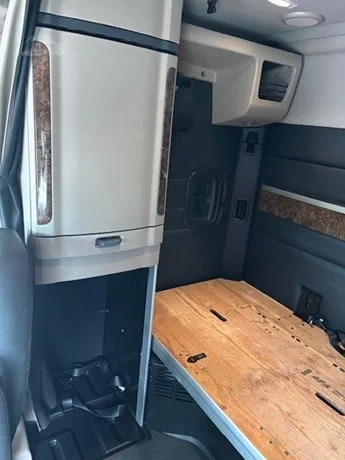 2025 PETERBILT 589 - image 19