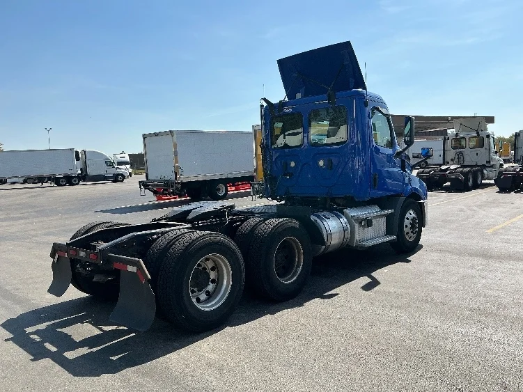 2019 Freightliner Cascadia in La Porte, IN — photo 7