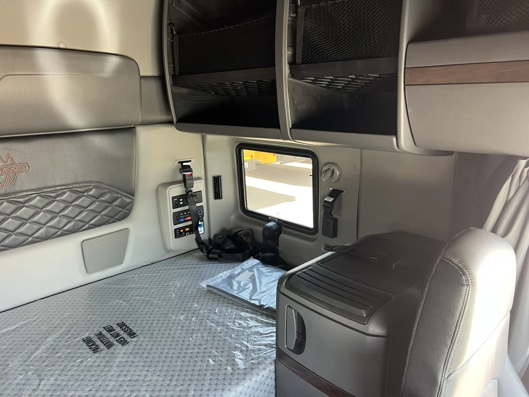 2025 International LT - image 12