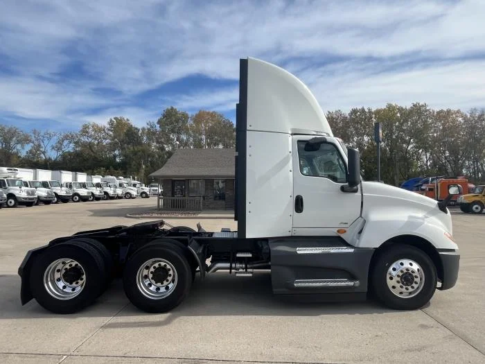 2021 International LT - image 7