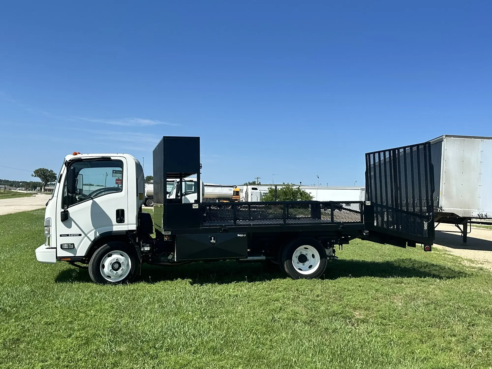 2024 Isuzu NRR - image 2