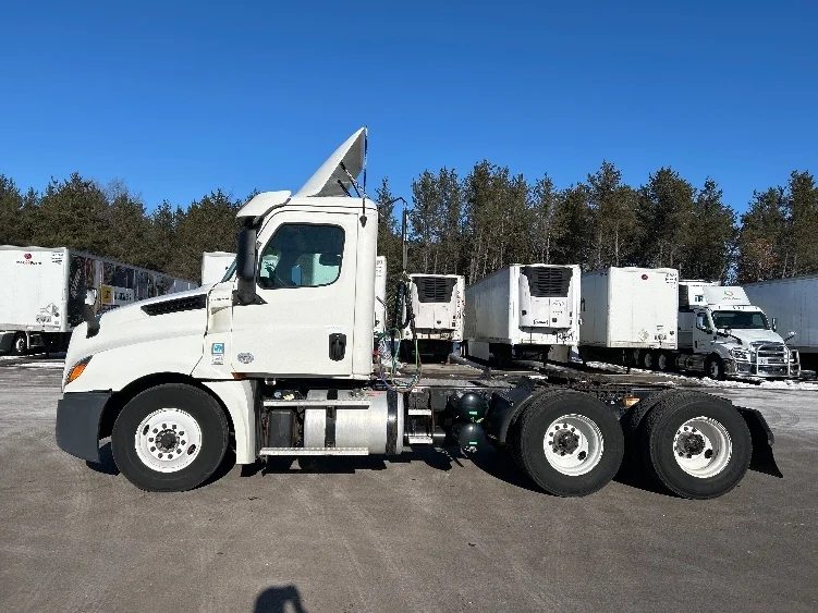 2019 Freightliner Cascadia in Brooklyn Park, MN — photo 4