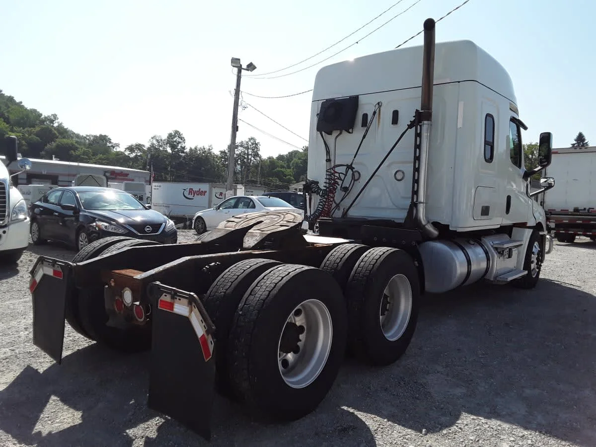 2019 Freightliner Cascadia - image 4