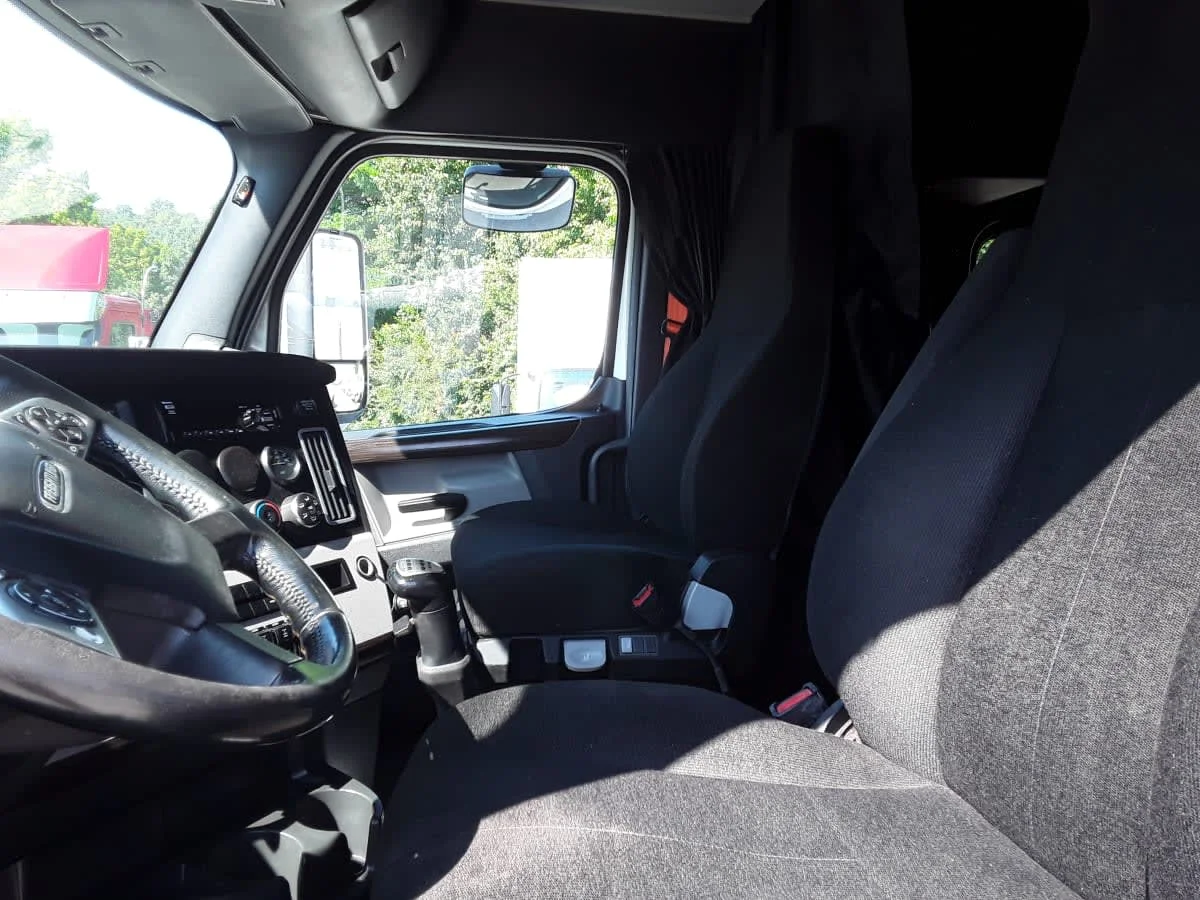 2019 Freightliner Cascadia - image 7