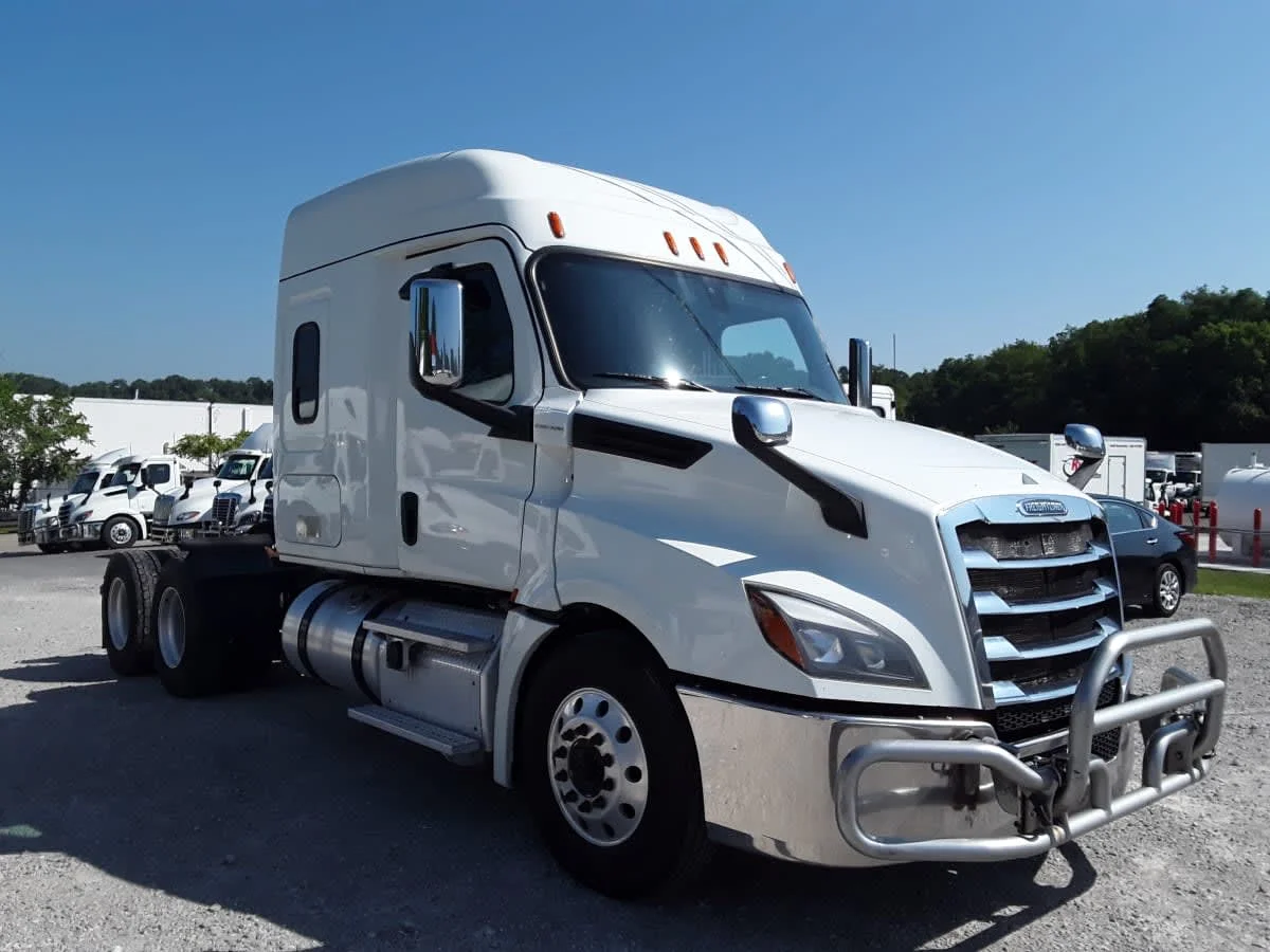 2019 Freightliner Cascadia - image 3