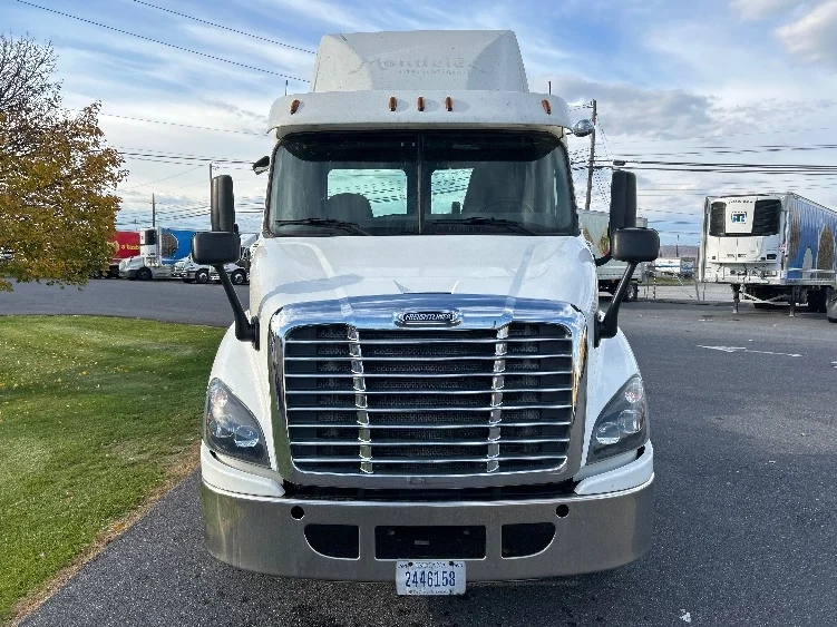 2017 Freightliner Cascadia - image 2
