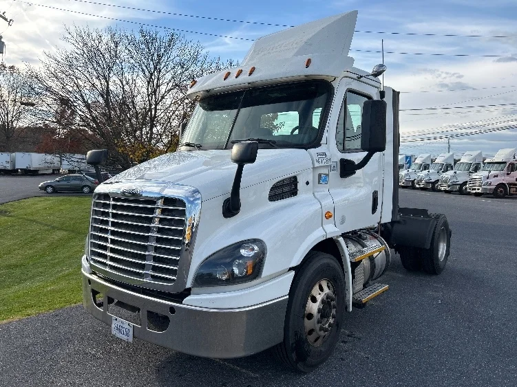 2017 Freightliner Cascadia - image 3