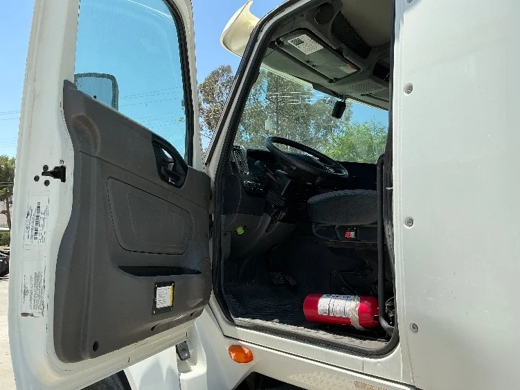 2020 International LT - image 9