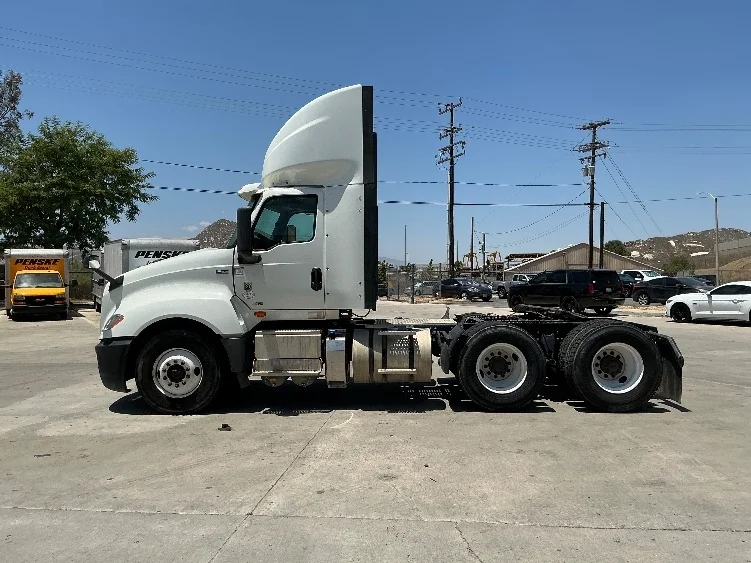 2020 International LT - image 4