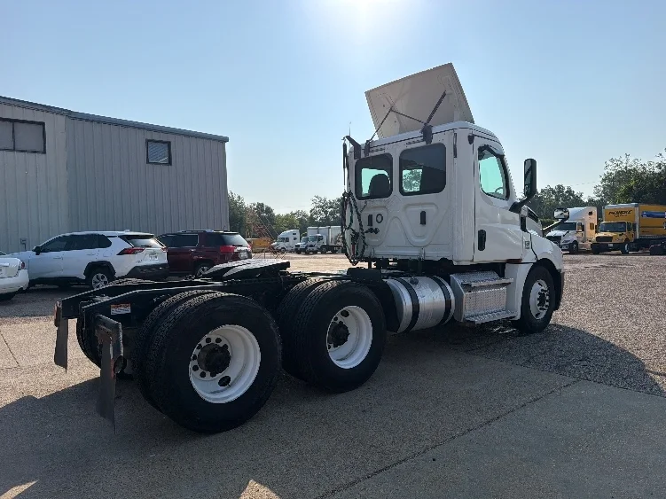 2020 Freightliner Cascadia in Belden, MS — photo 7