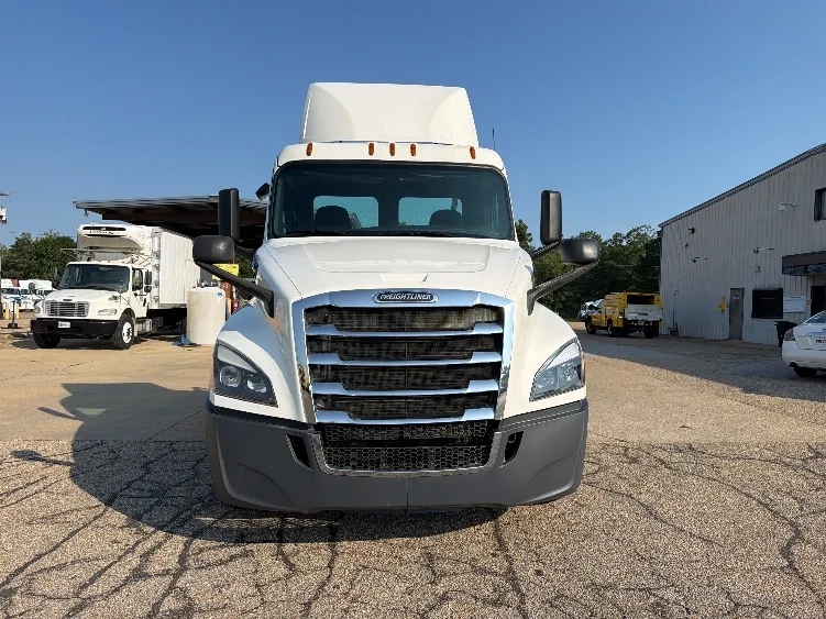 2020 Freightliner Cascadia in Belden, MS — photo 2