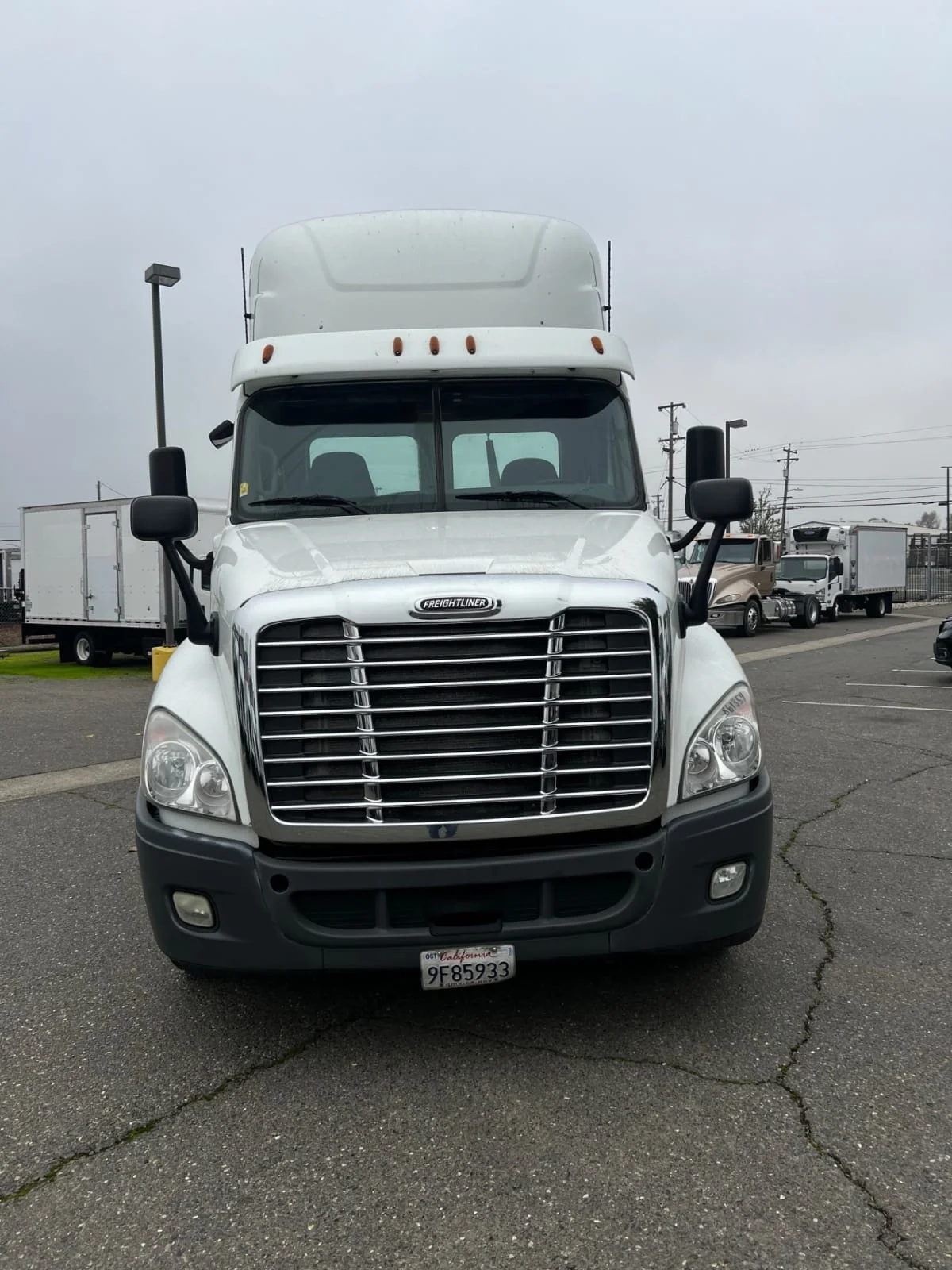 2019 Freightliner Cascadia - image 2
