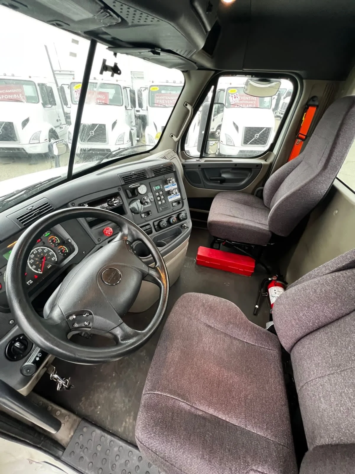 2019 Freightliner Cascadia - image 7