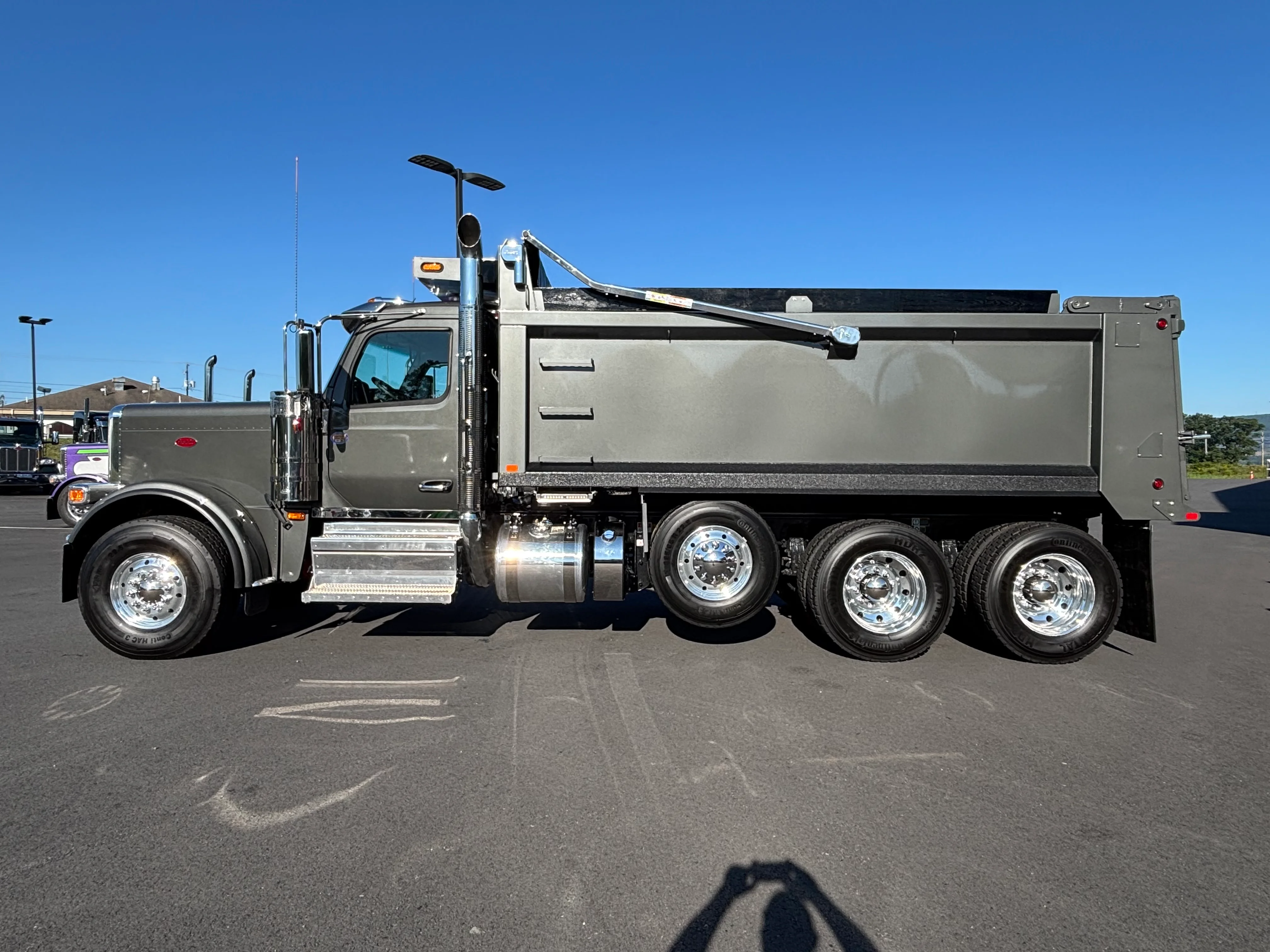 2027 Peterbilt 589 in Scranton, PA — photo 2