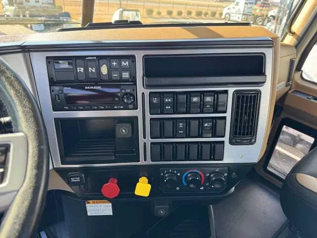 2023 Mack Anthem - image 12