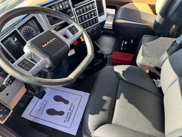 2023 Mack Anthem - image 9