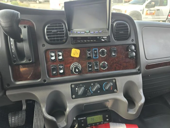 2019 Freightliner M2 106 — photo 14