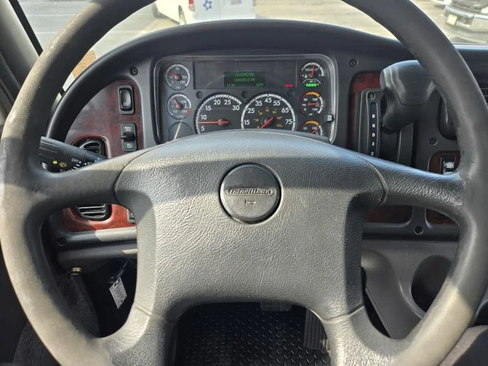 2019 Freightliner M2 106 — photo 13