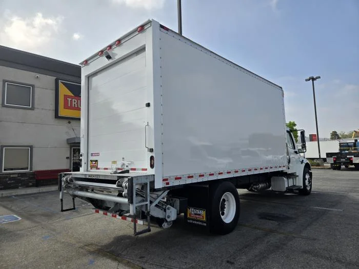 2019 Freightliner M2 106 — photo 7