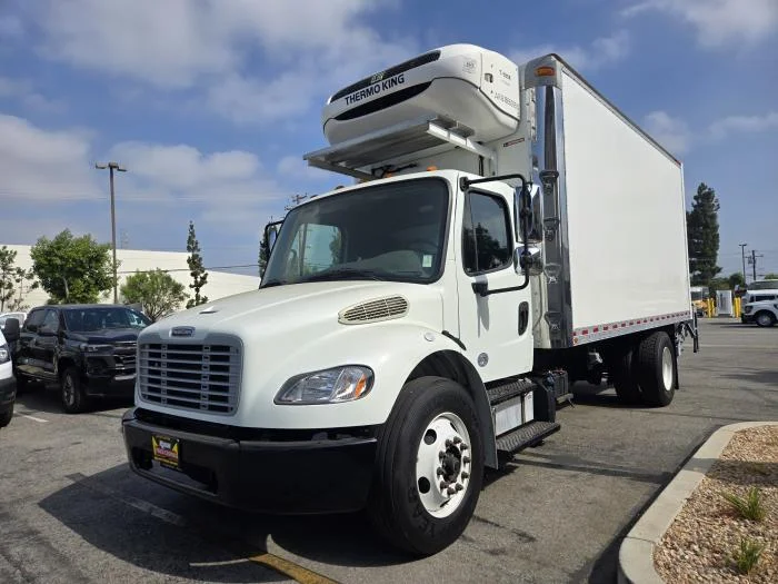2019 Freightliner M2 106 — photo 2