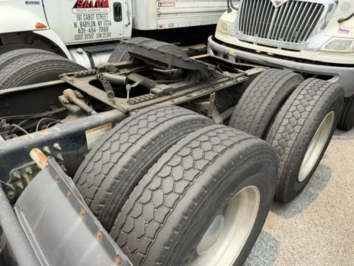 2015 Volvo VNL 860 in Brooklyn, NY — photo 3