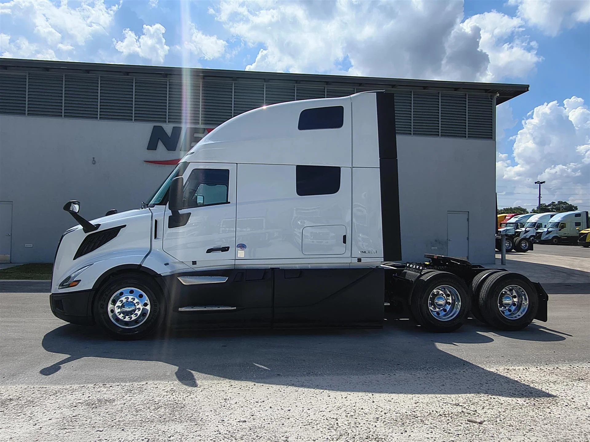 2027 Volvo VNL 860 in Commerce City, CO — photo 7