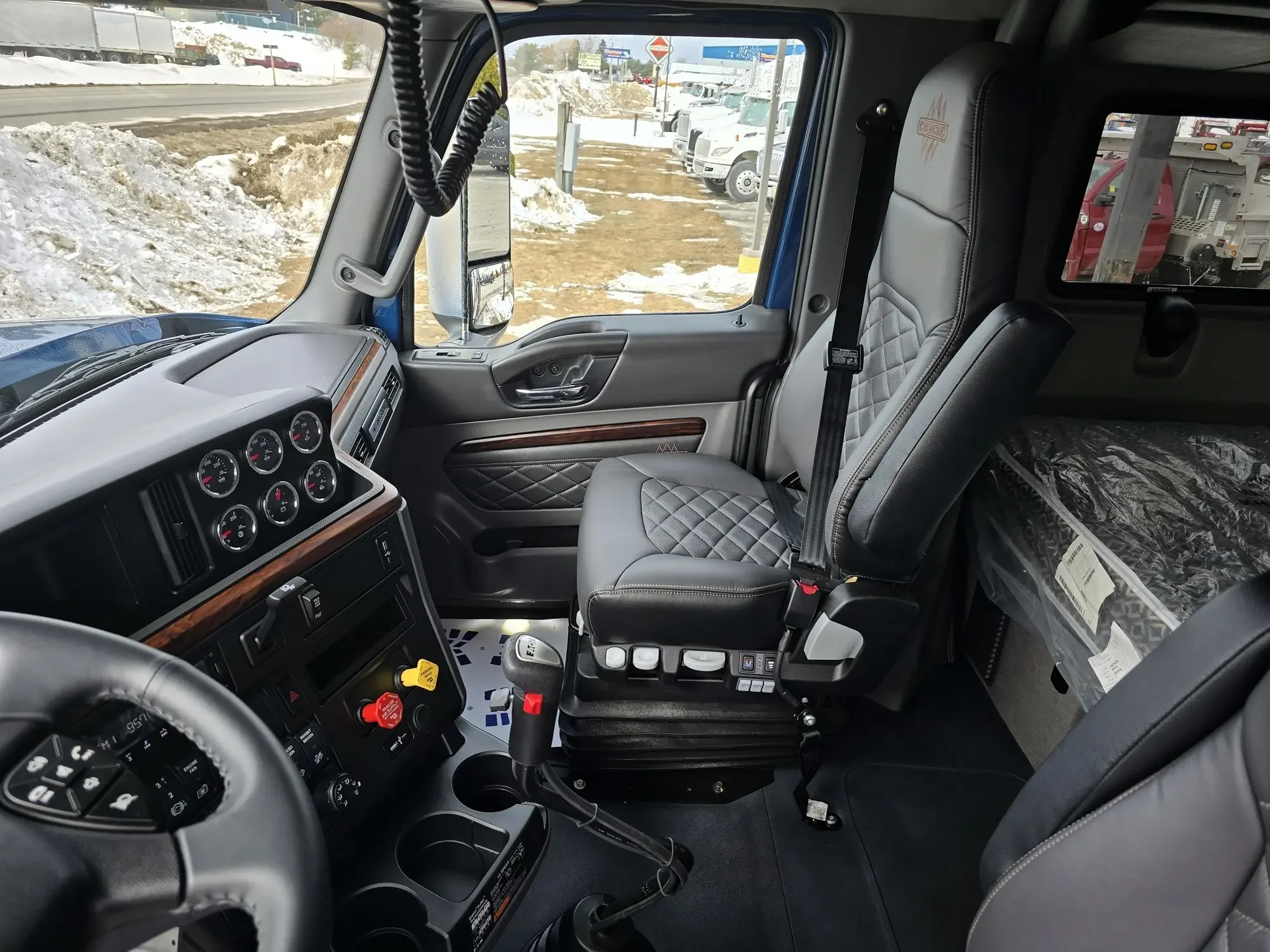 2025 International HX - image 10