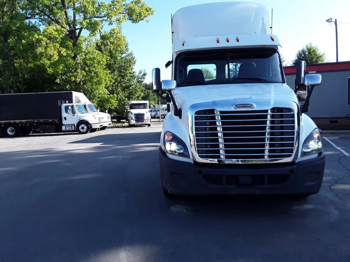 2019 Freightliner Cascadia in Charlotte, NC — photo 2