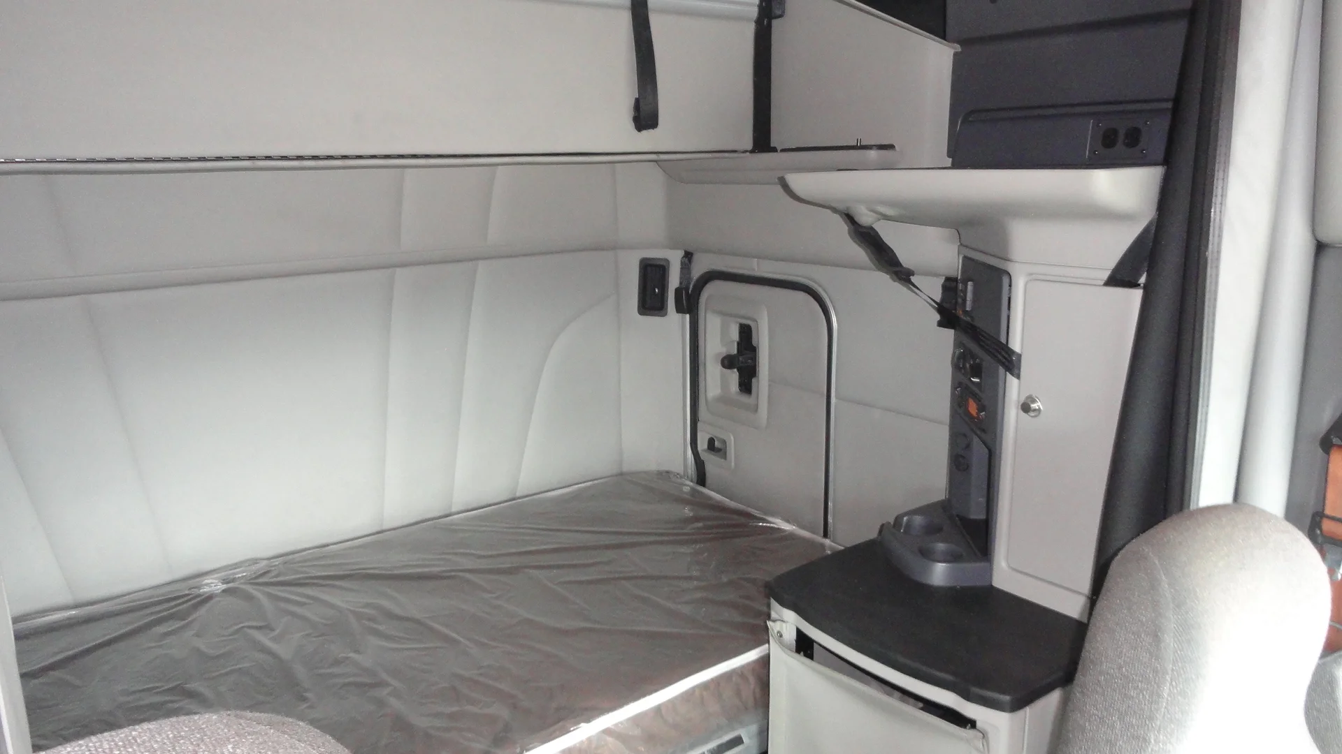 2022 Peterbilt 579 - image 7