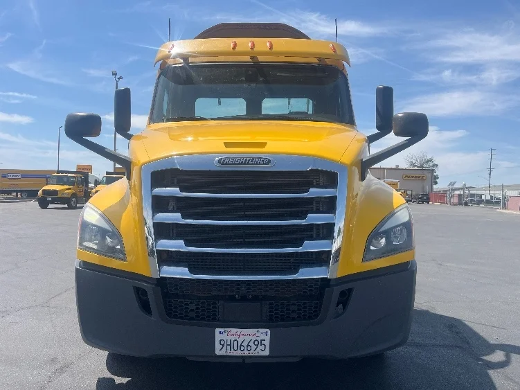 2020 Freightliner Cascadia in Fresno, CA — photo 2