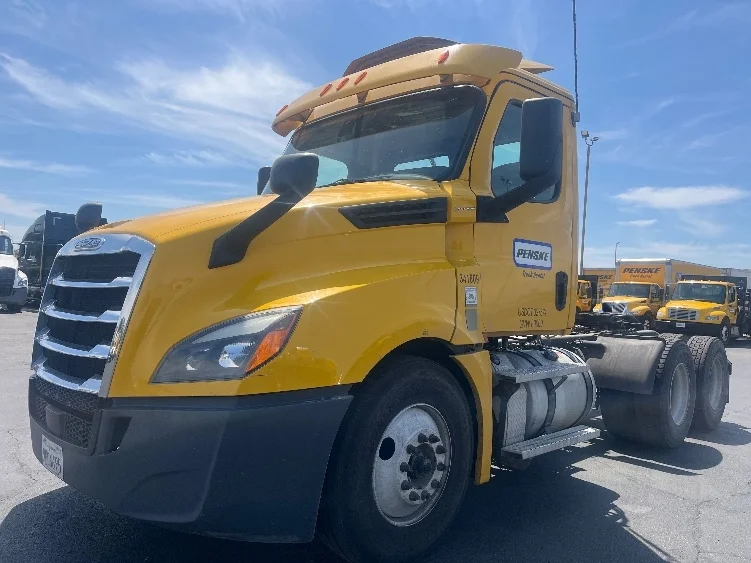 2020 Freightliner Cascadia in Fresno, CA — photo 3
