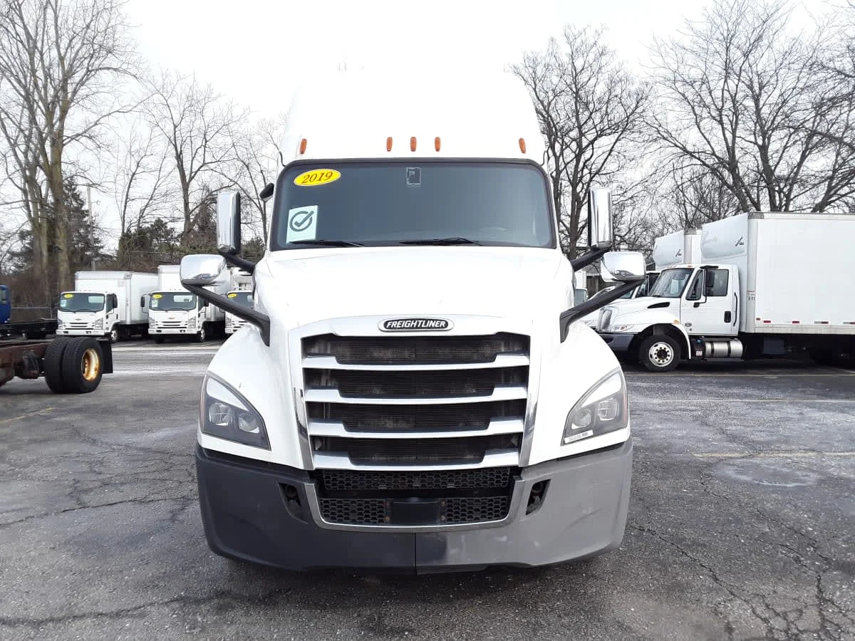 2019 Freightliner Cascadia - image 2