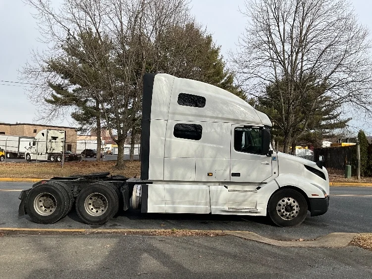 2022 Volvo VNL 760 in Reading, PA — photo 8