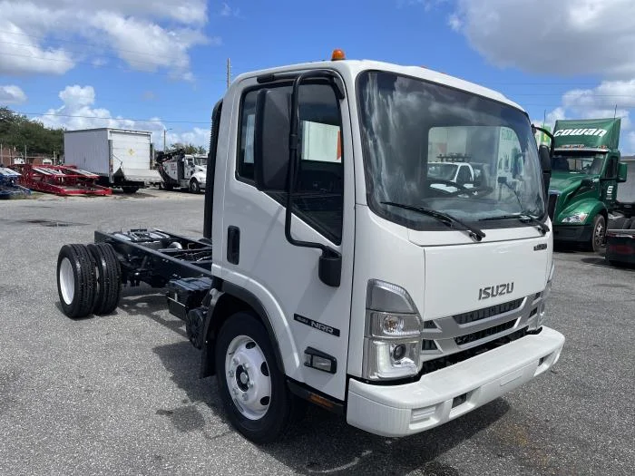 2025 Isuzu NRR in Orlando, FL — photo 5