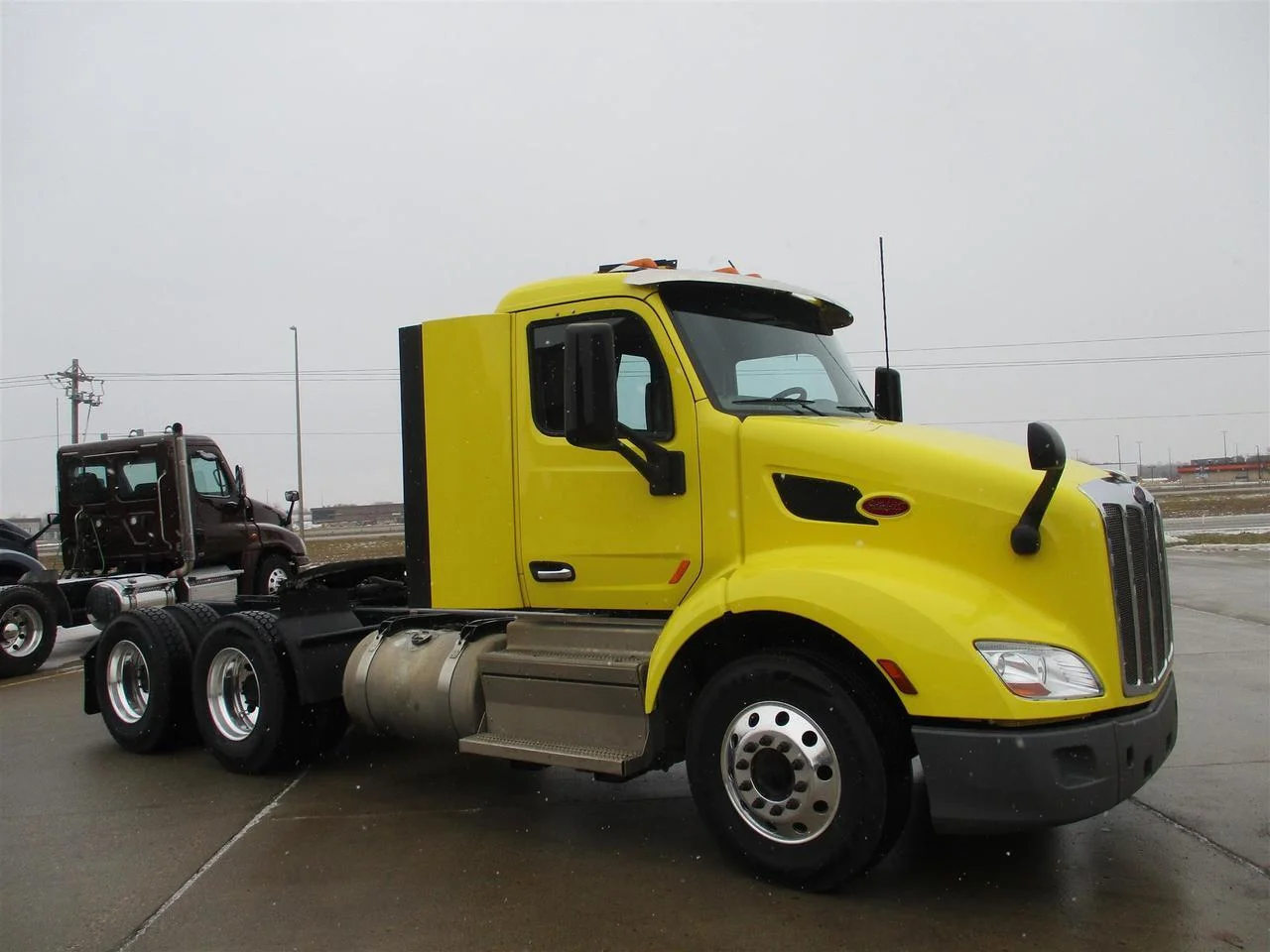 2021 Peterbilt 579 - image 2