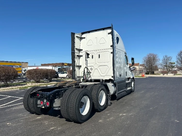 2023 Freightliner Cascadia in Indianapolis, IN — photo 7
